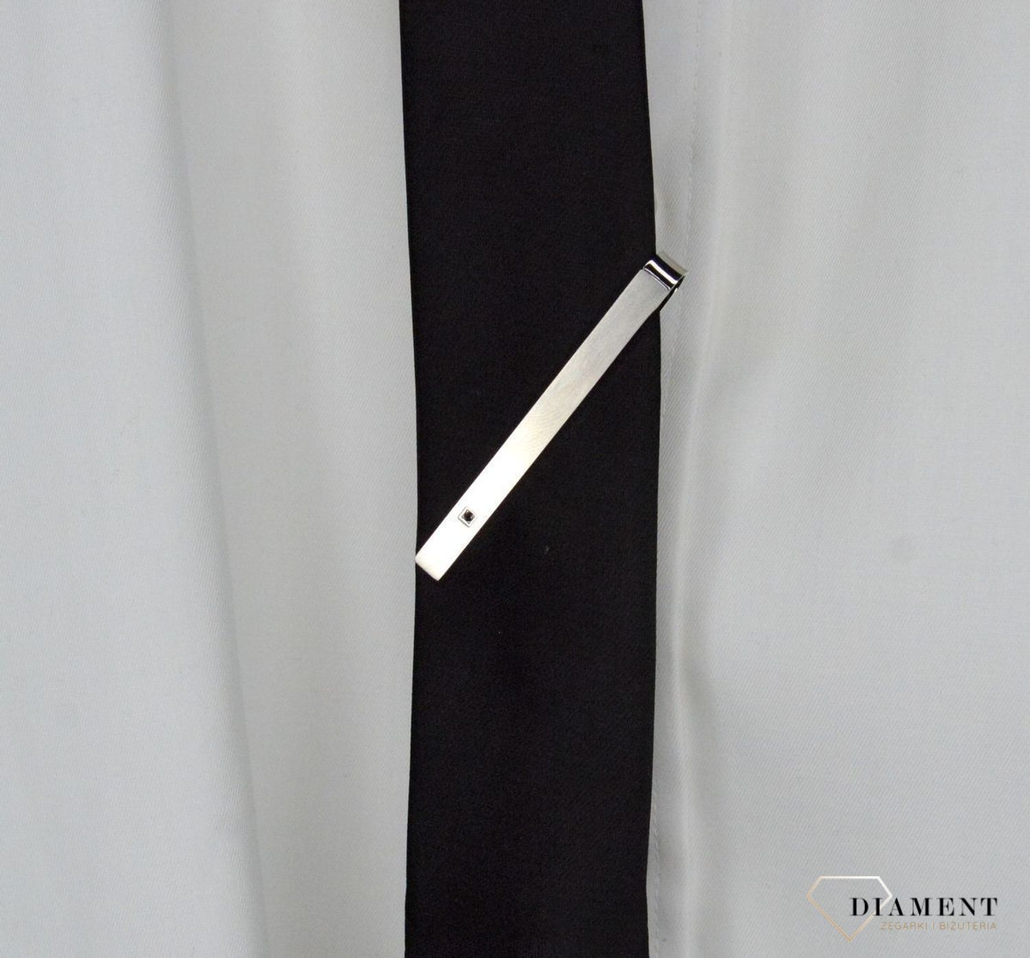 Spinka do krawatu Nomination z Diamentem 028312 009. Wąska spinka do krawata Strong Diamond Edition z czarnym diamentem i satynowym wykończeniem ze stali nierdzewnej. Idealna na prezent (2).jpg